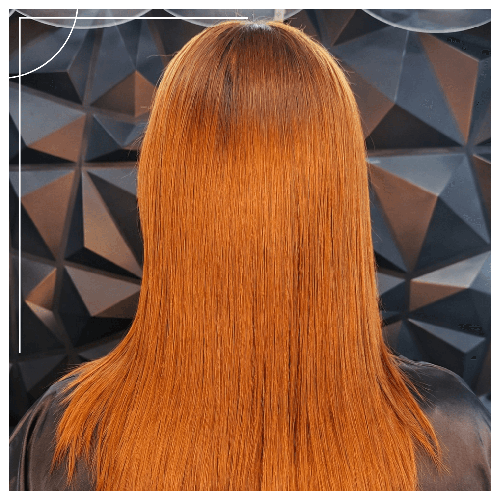 Alisado con acabado espejo sobre cabello cobrizo